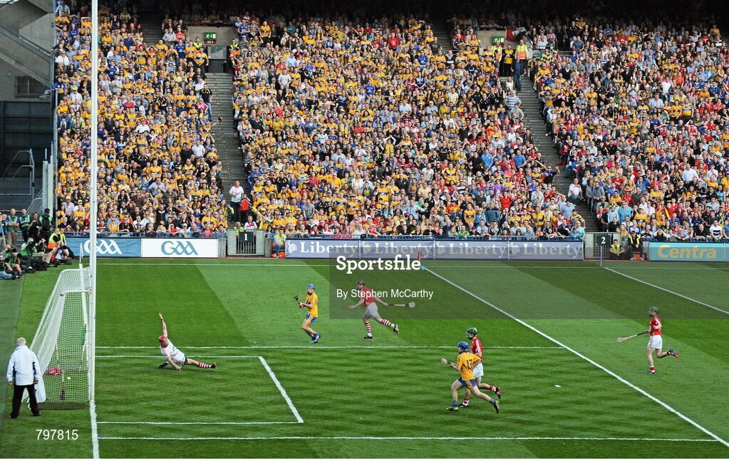 28 September 2013; Shane O'Donnell, Clare, shoots to score his side's first goal. GAA Hurling All-Ireland Senior Championship Final Replay, Cork v Clare, Croke Park, Dublin. Picture credit: Stephen McCarthy / SPORTSFILE