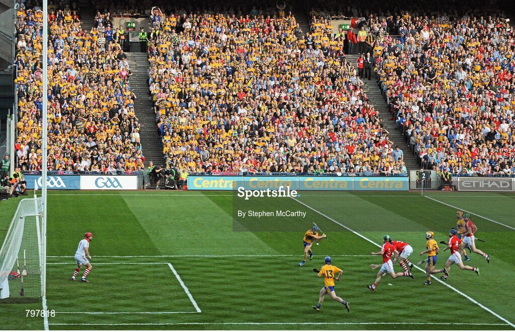 28 September 2013; Shane O'Donnell, Clare, shoots to score his side's second goal. GAA Hurling All-Ireland Senior Championship Final Replay, Cork v Clare, Croke Park, Dublin. Picture credit: Stephen McCarthy / SPORTSFILE