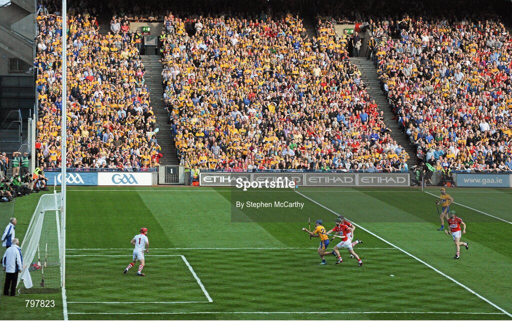 28 September 2013; Shane O'Donnell, Clare, shoots to score his side's third goal. GAA Hurling All-Ireland Senior Championship Final Replay, Cork v Clare, Croke Park, Dublin. Picture credit: Stephen McCarthy / SPORTSFILE