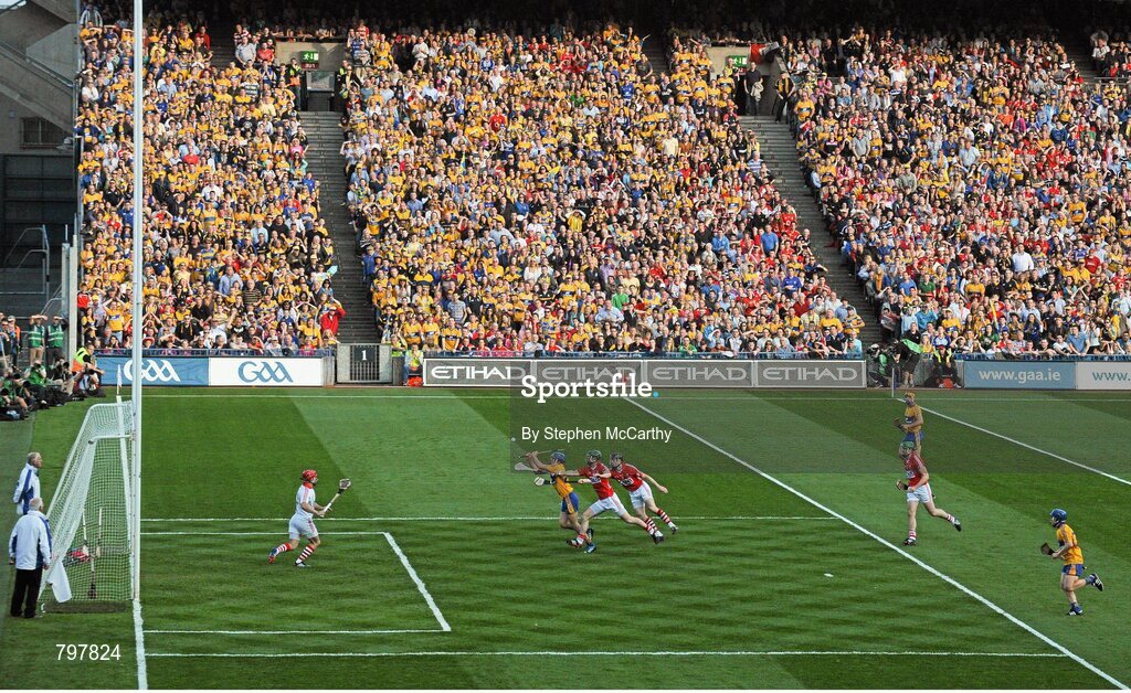 28 September 2013; Shane O'Donnell, Clare, shoots to score his side's third goal. GAA Hurling All-Ireland Senior Championship Final Replay, Cork v Clare, Croke Park, Dublin. Picture credit: Stephen McCarthy / SPORTSFILE