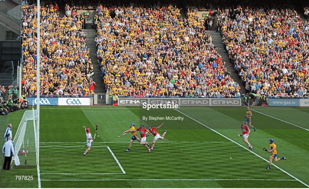 28 September 2013; Shane O'Donnell, Clare, shoots to score his side's third goal. GAA Hurling All-Ireland Senior Championship Final Replay, Cork v Clare, Croke Park, Dublin. Picture credit: Stephen McCarthy / SPORTSFILE