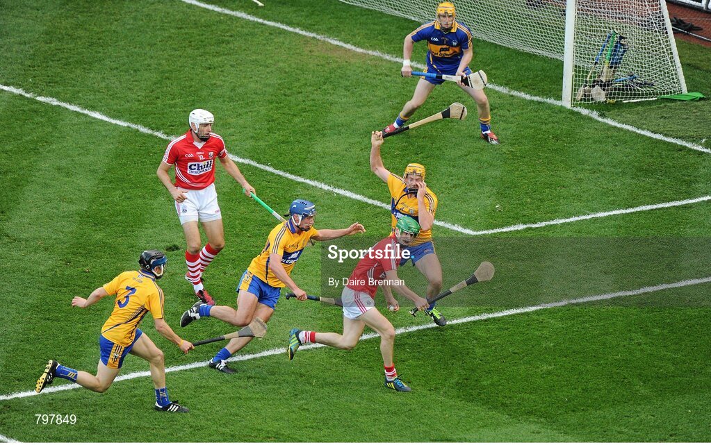 28 September 2013; Daniel Kearney, Cork, is surrounded by Clare players, left to right, David McInerney, Brendan Bugler, Cian Dillon and Patrick Kelly. GAA Hurling All-Ireland Senior Championship Final Replay, Cork v Clare, Croke Park, Dublin. Picture credit: Daire Brennan / SPORTSFILE
