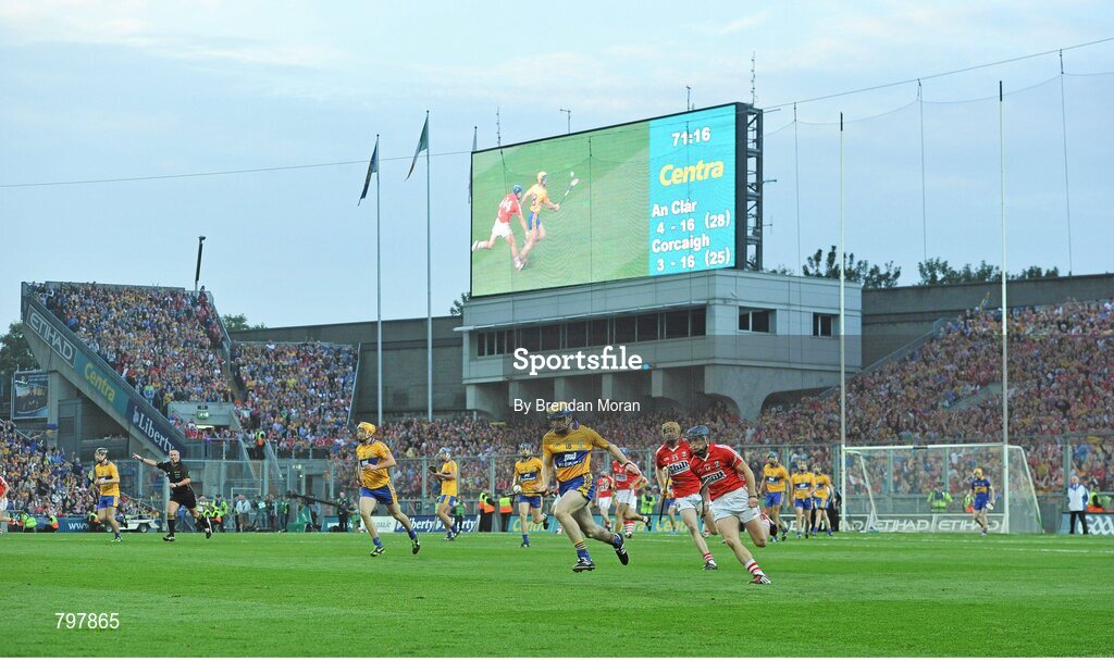 28 September 2013; Seadna Morey, Clare, is chased by Cork's Patrick Horgan as he solos the sliothar out of the Clare defence after Cork's last attack of the game broke down. GAA Hurling All-Ireland Senior Championship Final Replay, Cork v Clare, Croke Park, Dublin. Picture credit: Brendan Moran / SPORTSFILE