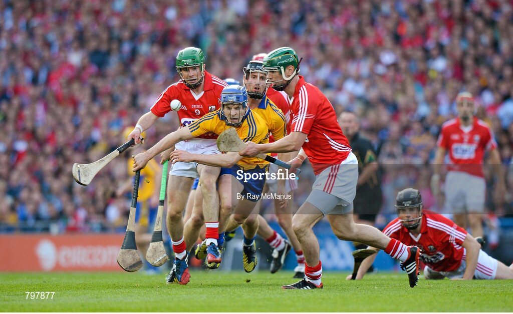 28 September 2013; Pádraic Collins, Clare, in action against Daniel Kearney and Brian Murphy, Cork. GAA Hurling All-Ireland Senior Championship Final Replay, Cork v Clare, Croke Park, Dublin. Picture credit: Ray McManus / SPORTSFILE