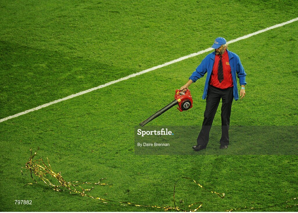 28 September 2013; A cleaner uses a leaf blower to get the gold streamers off the pitch. GAA Hurling All-Ireland Senior Championship Final Replay, Cork v Clare, Croke Park, Dublin. Picture credit: Daire Brennan / SPORTSFILE