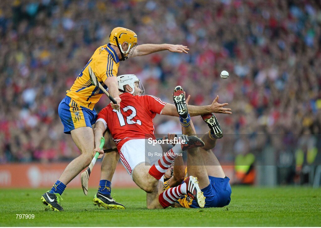 28 September 2013; Cork captain Patrick Cronin tries to pass the sliothar under pressure from Clare players Cian Dillon, left, and Brendan Bugler. GAA Hurling All-Ireland Senior Championship Final Replay, Cork v Clare, Croke Park, Dublin. Picture credit: Ray McManus / SPORTSFILE