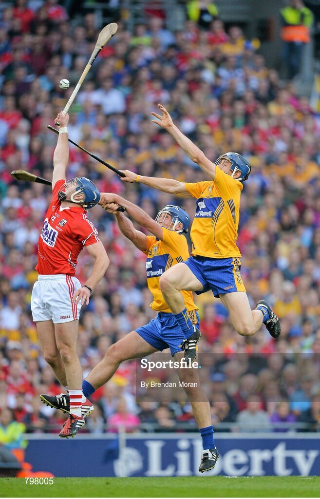 28 September 2013; Patrick Horgan, Cork, contests a dropping ball with Conor Ryan, centre, and David McInerney, Clare. GAA Hurling All-Ireland Senior Championship Final Replay, Cork v Clare, Croke Park, Dublin. Picture credit: Brendan Moran / SPORTSFILE