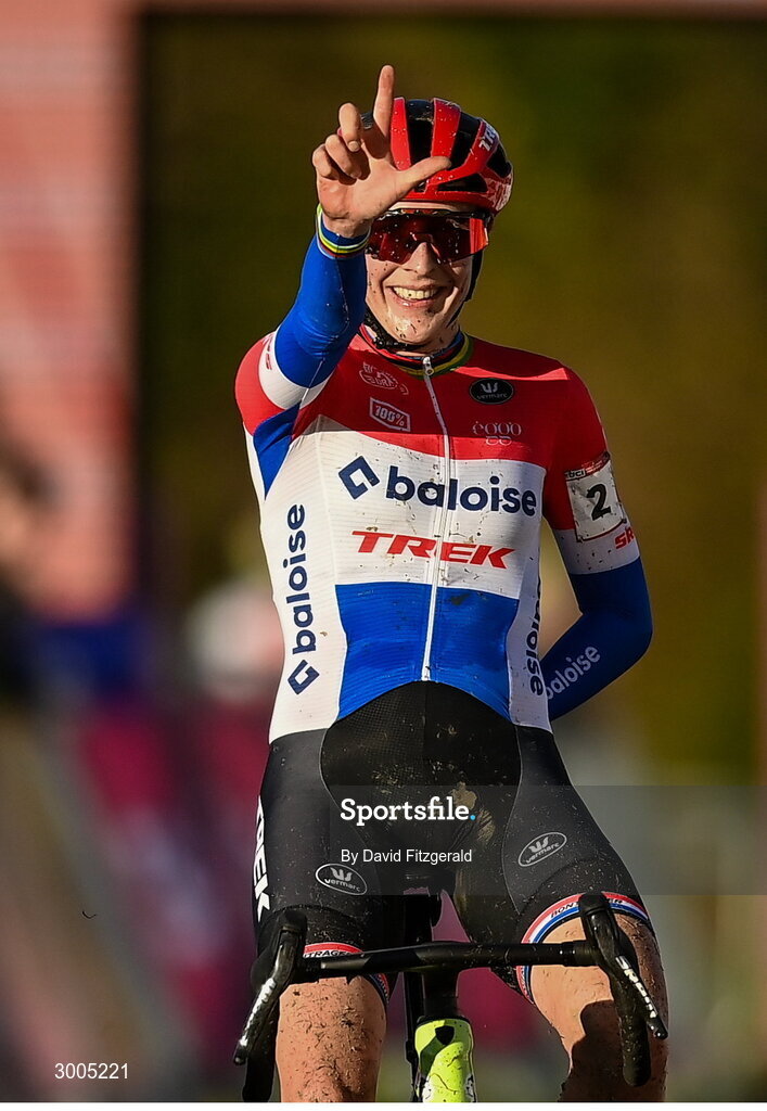 1 December 2024; Lucinda Brown of Netherlands celebrates winning the Women's Elite race at the UCI Cyclo-cross World Cup on the Sport Ireland Campus in Dublin. Photo by David Fitzgerald/Sportsfile