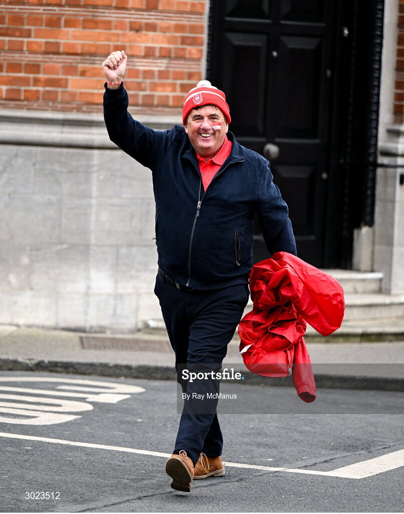 19 January 2025; RTÉ Sports Presenter Des Cahill, a supporter of the Cuala G.A.A. club, as he prepares to board a DART train on the way to the AIB GAA Football All-Ireland Senior Club Championship final match between Cuala and Errigal Ciarán in Croke Park, Dublin. Photo by Ray McManus/Sportsfile