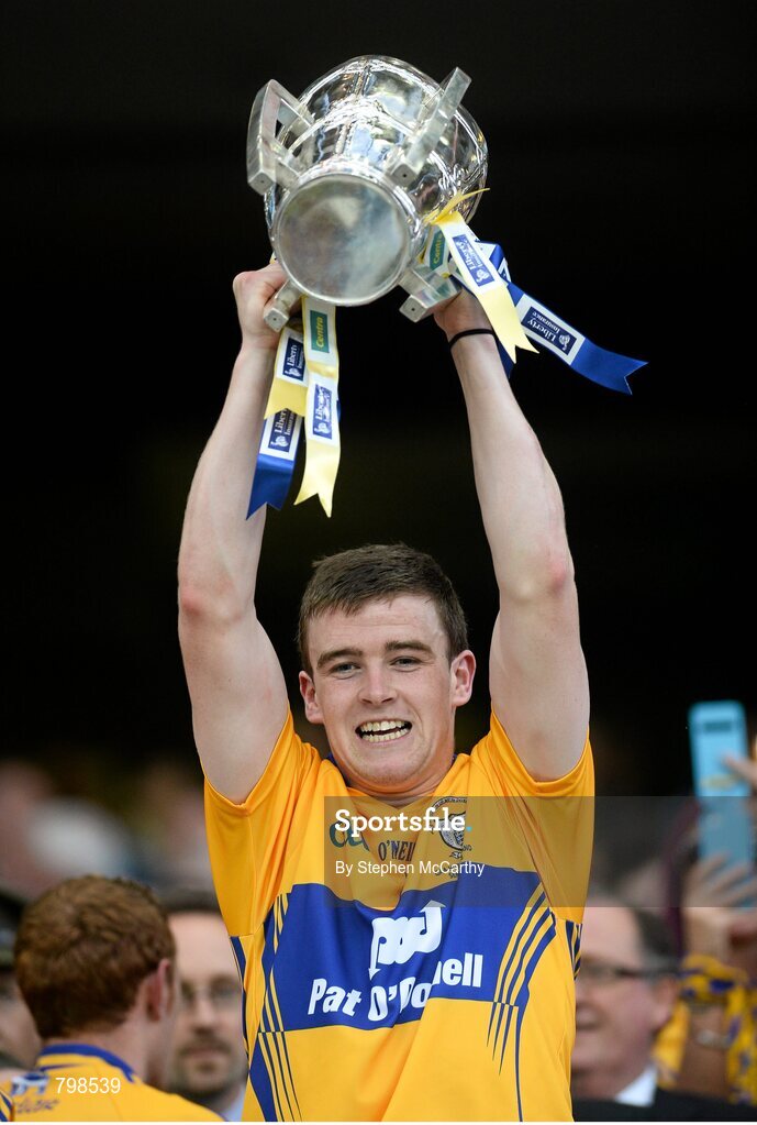 28 September 2013; Tony Kelly, Clare, lifts the Liam MacCarthy cup. GAA Hurling All-Ireland Senior Championship Final Replay, Cork v Clare, Croke Park, Dublin. Picture credit: Stephen McCarthy / SPORTSFILE