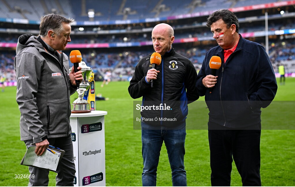 19 January 2025; Micheál Ó Domhnaill of TG4 interviews former Errigal Ciarán and Tyrone footballer Peter Canavan and RTÉ broadcaster and Cuala supporter Des Cahill, right, before the AIB GAA Football All-Ireland Senior Club Championship final match between Cuala and Errigal Ciarán at Croke Park in Dublin. Photo by Piaras Ó Mídheach/Sportsfile