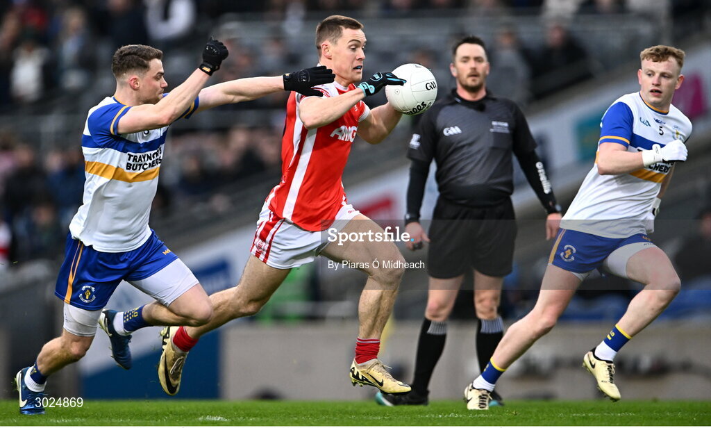 19 January 2025; Con O'Callaghan of Cuala in action against Niall Kelly, left, and Peter Óg McCartan of Errigal Ciarán during the AIB GAA Football All-Ireland Senior Club Championship final match between Cuala and Errigal Ciarán at Croke Park in Dublin. Photo by Piaras Ó Mídheach/Sportsfile