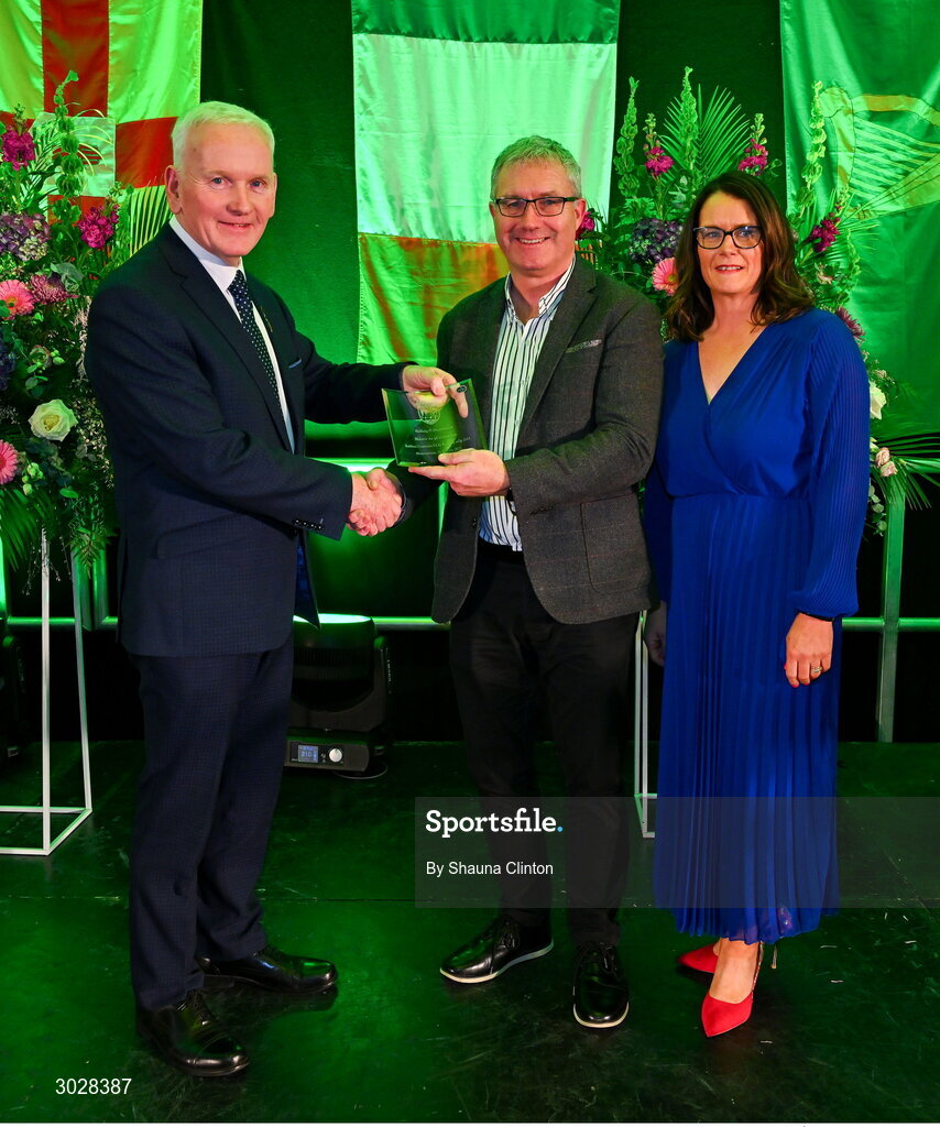 25 January 2025; Máistir na gCeist Noel Dervan, centre, with Uachtarán Chomhairle Uladh C.L.G Micheál Mag Eochagáin and Cathaoirleach Coiste Náisiúnta Scór Paula Magee during the Scór na nÓg 2024-25 All-Ireland Finals at the Hillgrove Hotel, Monaghan. Photo by Shauna Clinton/Sportsfile