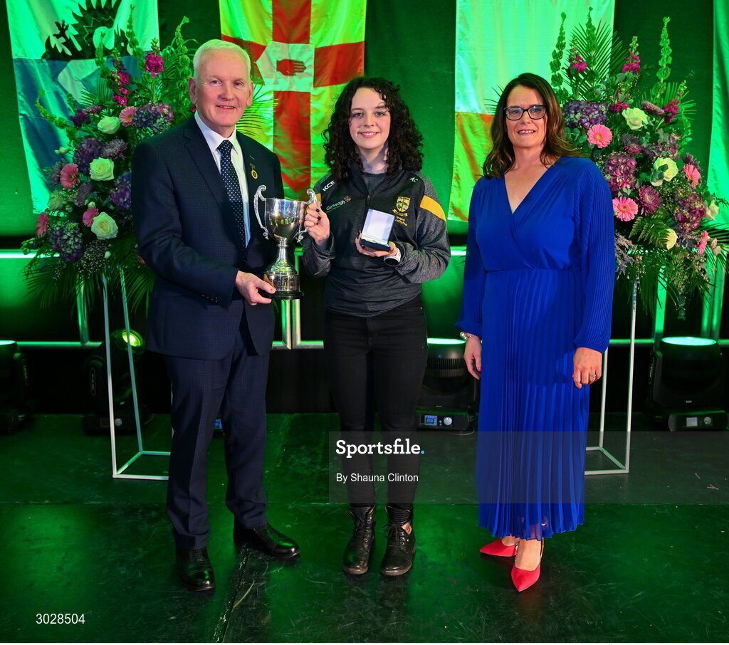25 January 2025; Winner of the Aithriseoireacht/ Scéalaíocht competition, Alanna Nic Carrghamhna of Na Dúnta, representing Westmeath and Leinster, with Uachtarán Chomhairle Uladh C.L.G Micheál Mag Eochagáin and Cathaoirleach Coiste Náisiúnta Scór Paula Magee during the Scór na nÓg 2024-25 All-Ireland Finals at the Hillgrove Hotel, Monaghan. Photo by Shauna Clinton/Sportsfile
