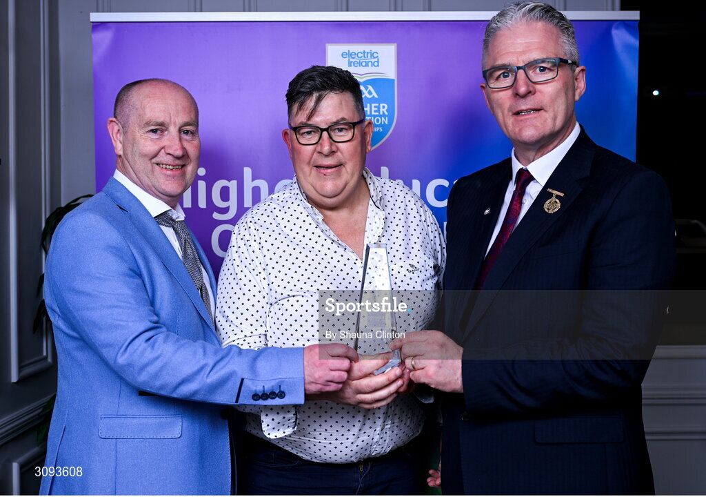 31 March 2025; Gerry Anderson of Technological University Dublin, centre, is presented with his award by Higher Education GAA Chairperson Benny Hurl, left, and Uachtarán Chumann Lúthchleas Gael Jarlath Burns during the Electric Ireland Higher Education Rising Stars Awards at Castleknock Hotel in Dublin. Photo by Shauna Clinton/Sportsfile