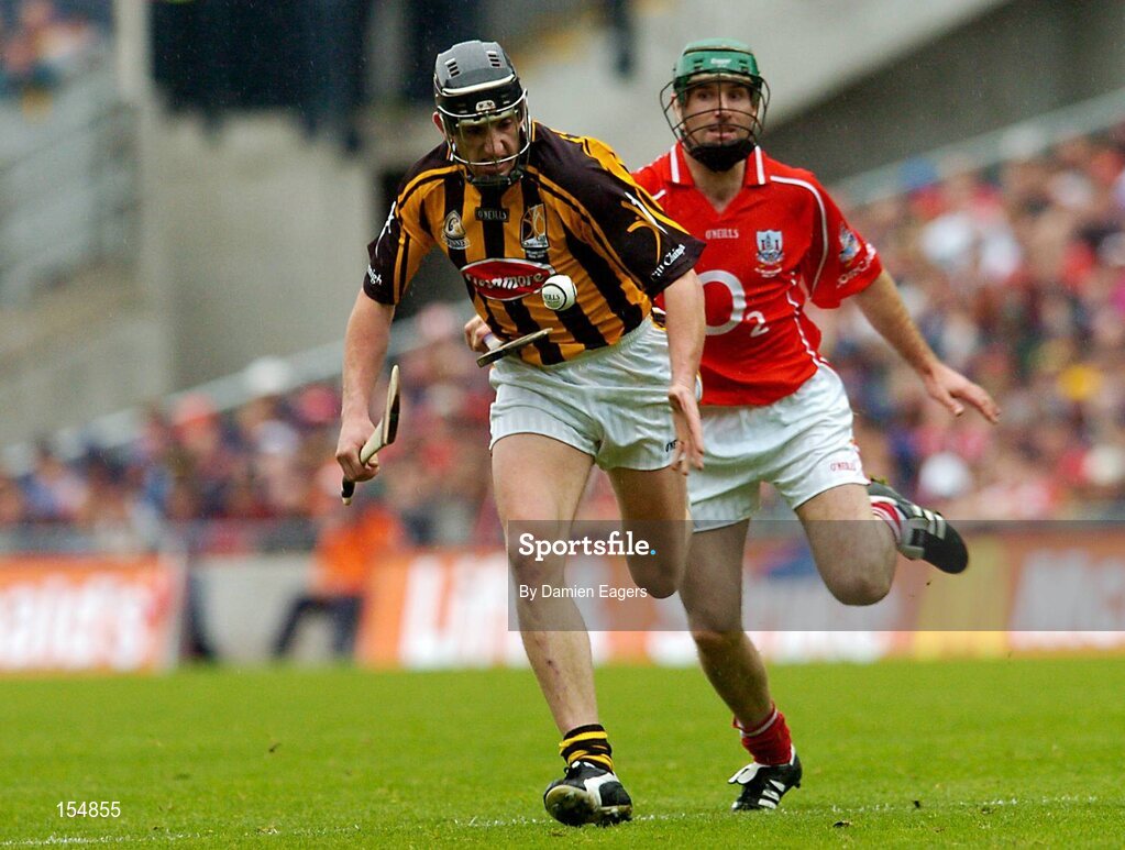 12 September 2004; Derek Lyng, Kilkenny, in action against Jerry O'Connor, Cork. Guinness All-Ireland Senior Hurling Championship Final, Cork v Kilkenny, Croke Park, Dublin. Picture credit; Damien Eagers / SPORTSFILE *** Local Caption *** Any photograph taken by SPORTSFILE during, or in connection with, the 2004 Guinness All-Ireland Hurling Final which displays GAA logos or contains an image or part of an image of any GAA intellectual property, or, which contains images of a GAA player/players in their playing uniforms, may only be used for editorial and non-advertising purposes.  Use of photographs for advertising, as posters or for purchase separately is strictly prohibited unless prior written approval has been obtained from the Gaelic Athletic Association.