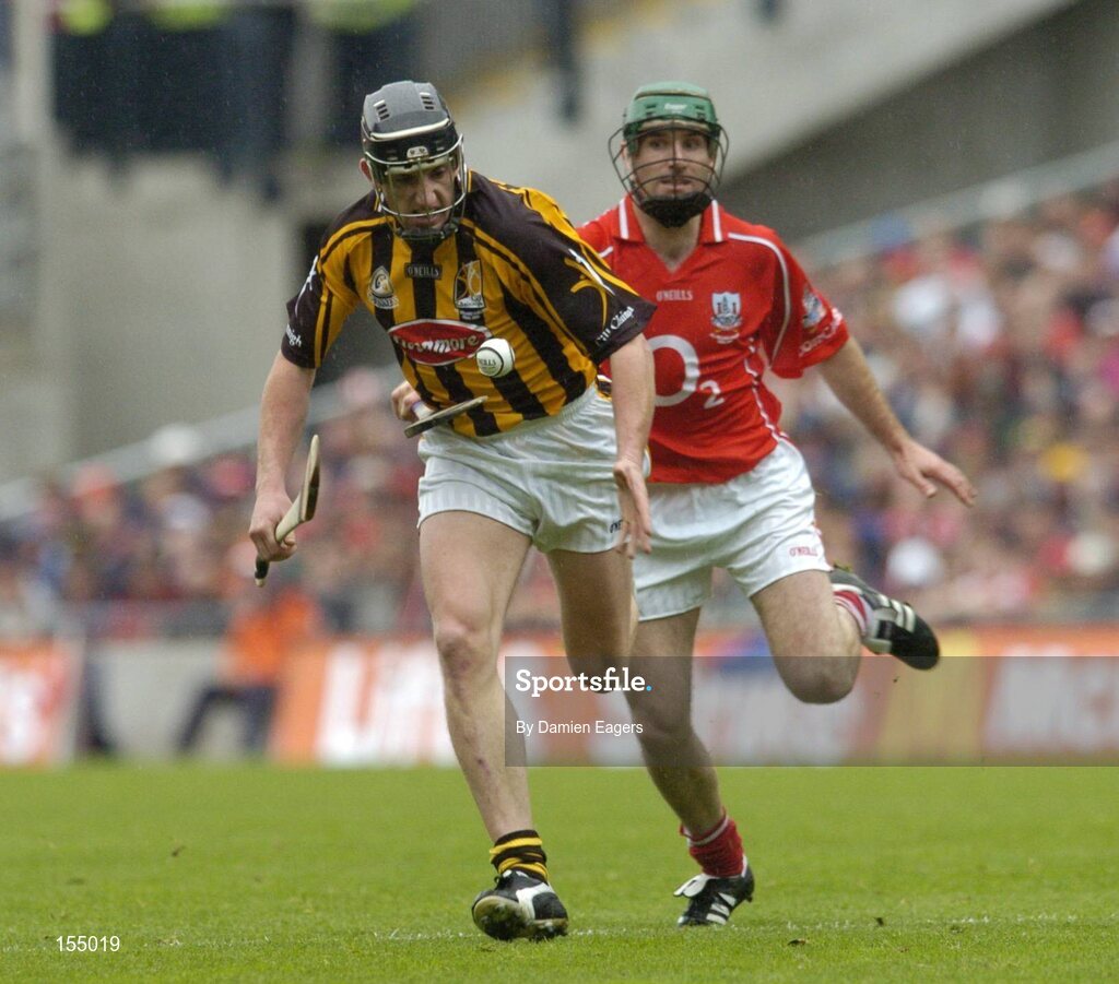12 September 2004; Derek Lyng, Kilkenny, in action against Jerry O'Connor, Cork. Guinness All-Ireland Senior Hurling Championship Final, Cork v Kilkenny, Croke Park, Dublin. Picture credit; Damien Eagers / SPORTSFILE *** Local Caption *** Any photograph taken by SPORTSFILE during, or in connection with, the 2004 Guinness All-Ireland Hurling Final which displays GAA logos or contains an image or part of an image of any GAA intellectual property, or, which contains images of a GAA player/players in their playing uniforms, may only be used for editorial and non-advertising purposes.  Use of photographs for advertising, as posters or for purchase separately is strictly prohibited unless prior written approval has been obtained from the Gaelic Athletic Association.