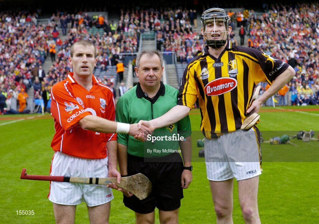 12 September 2004; Cork captain Ben O'Connor, left, and Kilkenny captain Martin Comerford with referee Aodan Mac Suibhne. Guinness All-Ireland Senior Hurling Championship Final, Cork v Kilkenny, Croke Park, Dublin. Picture credit; Ray McManus / SPORTSFILE
