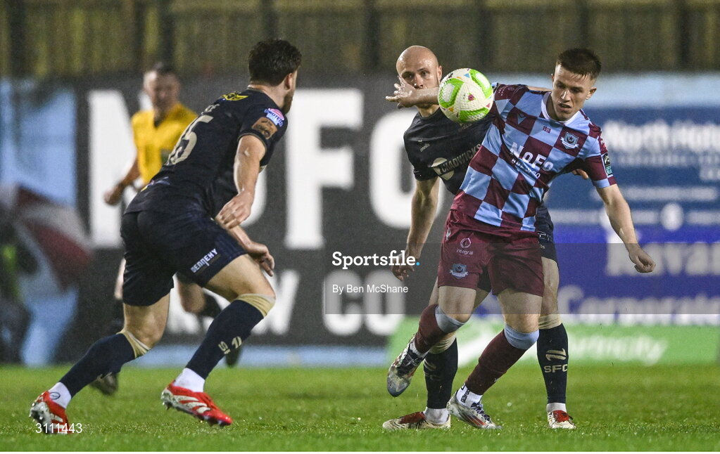 18 April 2025; Warren Davis of Drogheda United in action against Kerr McInroy of Shelbourne during the SSE Airtricity Men's Premier Division match between Drogheda United and Shelbourne at Sullivan & Lambe Park in Drogheda, Louth. Photo by Ben McShane/Sportsfile