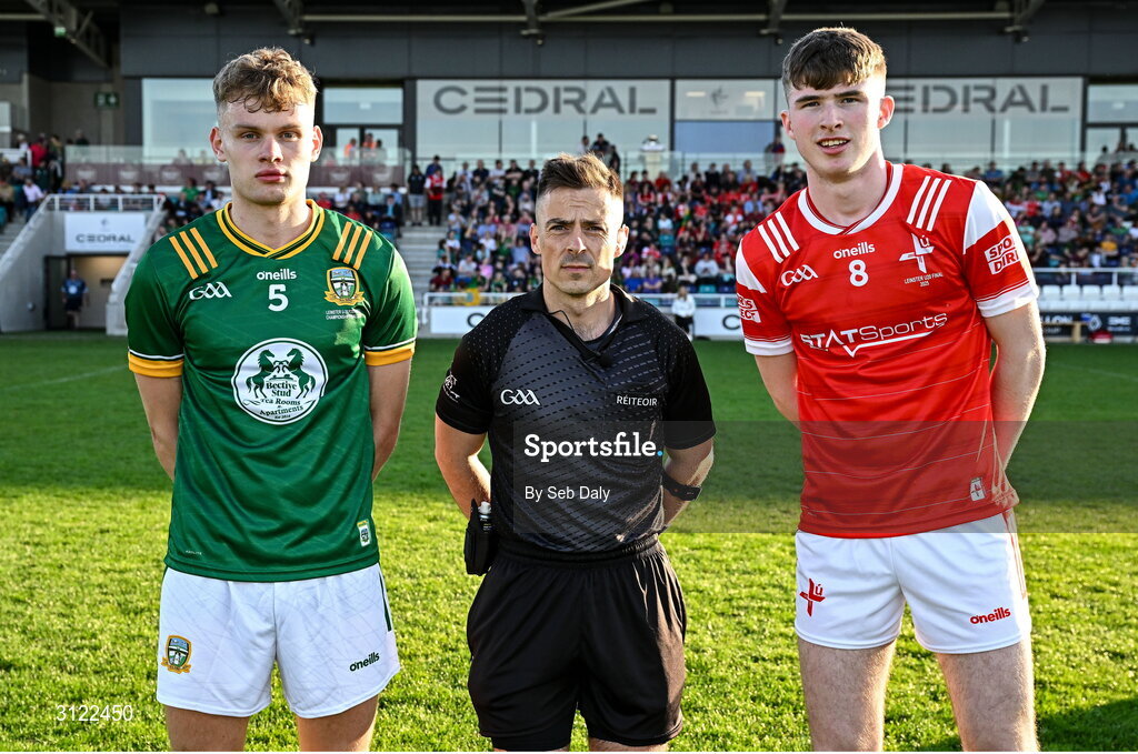 30 April 2025; Referee Ian Howley with team captains Tadgh Martyn of Meath, left, and Sean Callaghan of Louth before the Dalata Hotel Group Leinster GAA Football U20 Championship final match between Meath and Louth at Cedral St Conleth’s Park in Newbridge, Kildare. Photo by Seb Daly/Sportsfile