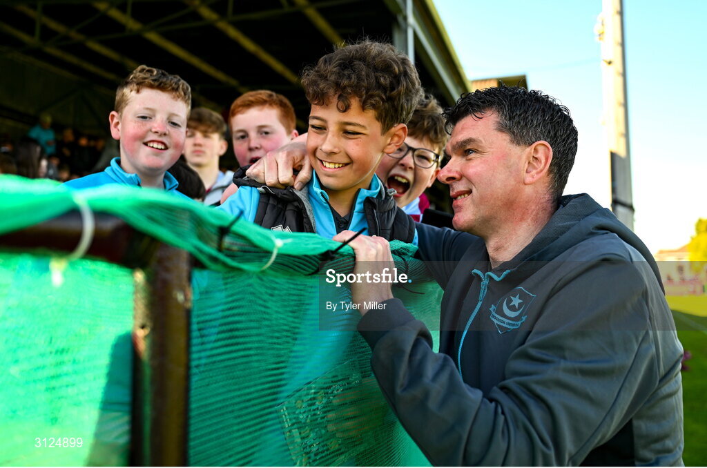 5 May 2025; Drogheda United manager Kevin Doherty with young Drogheda supporters before the SSE Airtricity Men's Premier Division match between Drogheda United and Cork City at Sullivan & Lambe Park in Drogheda, Louth. Photo by Tyler Miller/Sportsfile