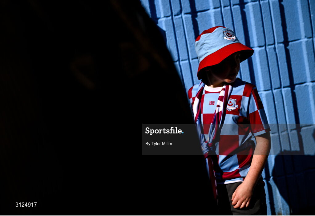 5 May 2025; A Drogheda supporter arrives before the SSE Airtricity Men's Premier Division match between Drogheda United and Cork City at Sullivan & Lambe Park in Drogheda, Louth. Photo by Tyler Miller/Sportsfile