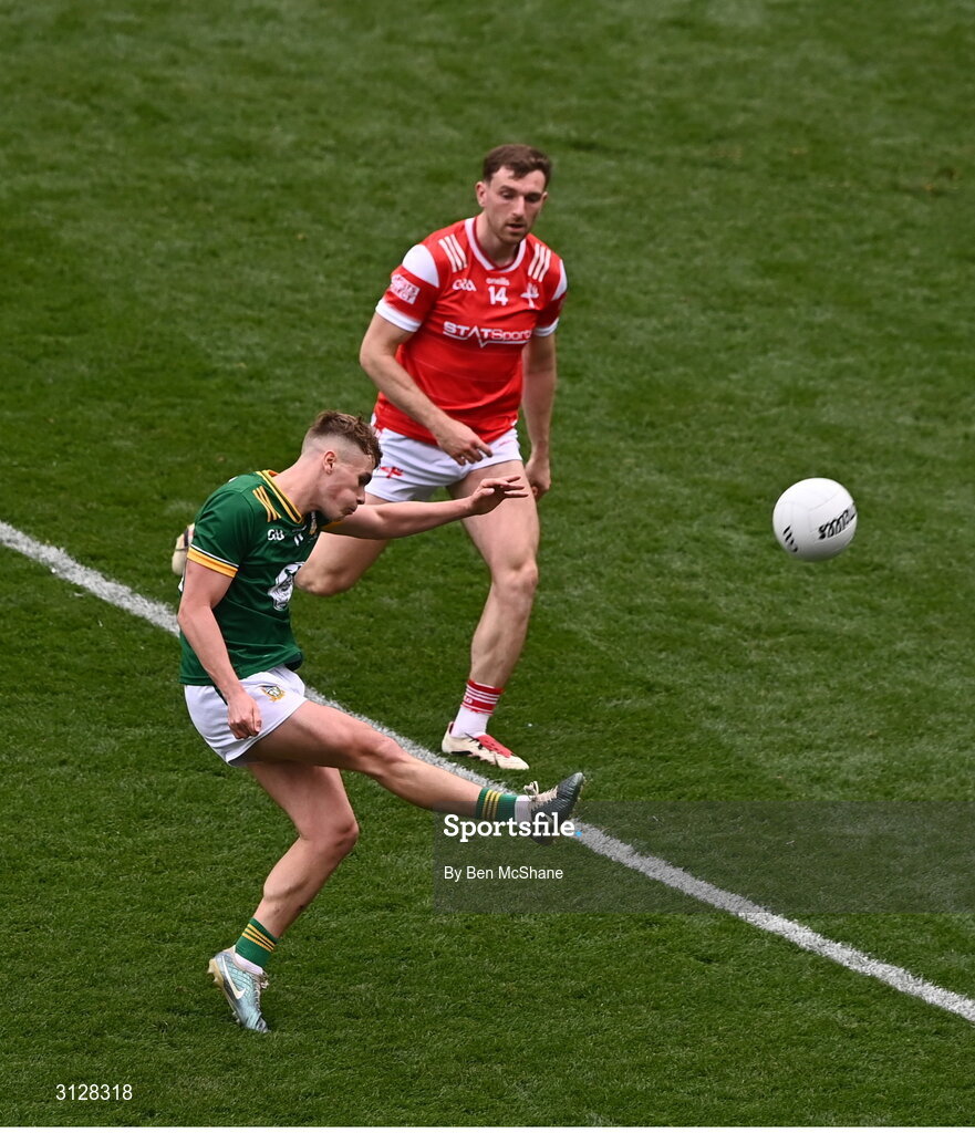 11 May 2025; Ruairí Kinsella of Meath kicks a point despite the attention of Sam Mulroy of Louth during the Leinster GAA Football Senior Championship final match between Louth and Meath at Croke Park in Dublin. Photo by Ben McShane/Sportsfile