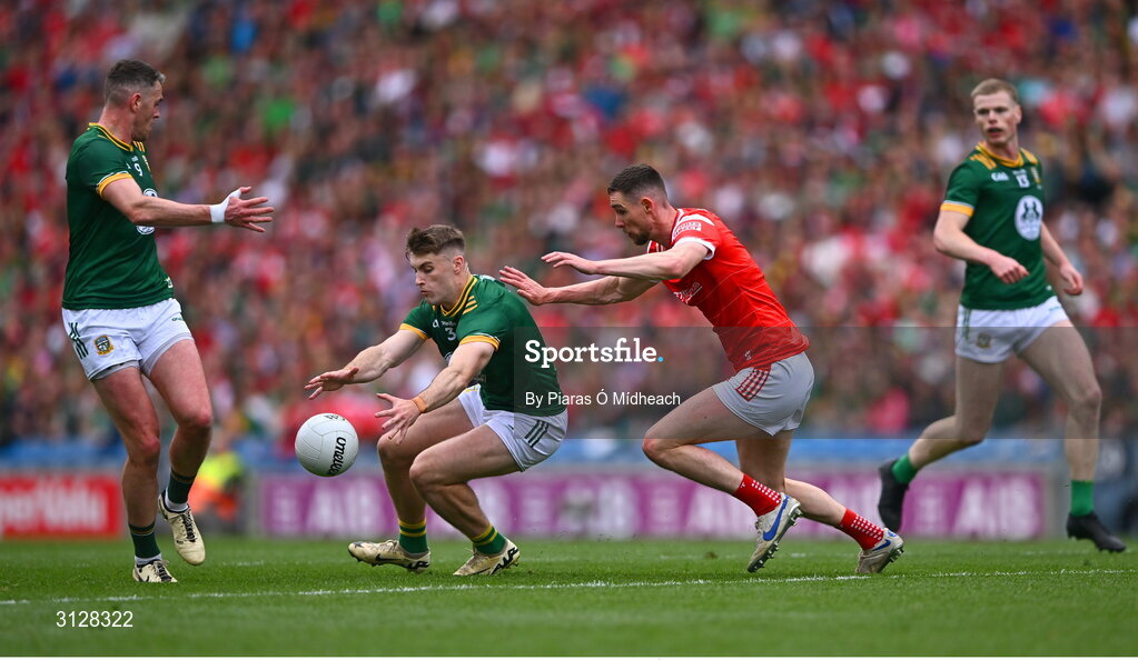 11 May 2025; Seán Rafferty of Meath in action against Ciarán Downey of Louth during the Leinster GAA Football Senior Championship final match between Louth and Meath at Croke Park in Dublin. Photo by Piaras Ó Mídheach/Sportsfile