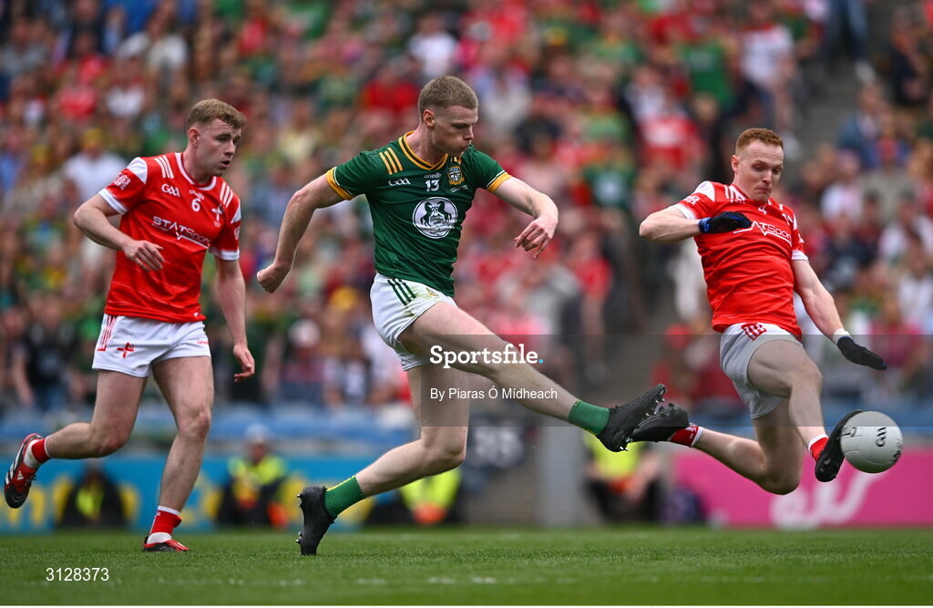 11 May 2025; Mathew Costello of Meath shoots to score his side's first goal, under pressure from Louth players Peter Lynch, left, and Donal McKenny during the Leinster GAA Football Senior Championship final match between Louth and Meath at Croke Park in Dublin. Photo by Piaras Ó Mídheach/Sportsfile