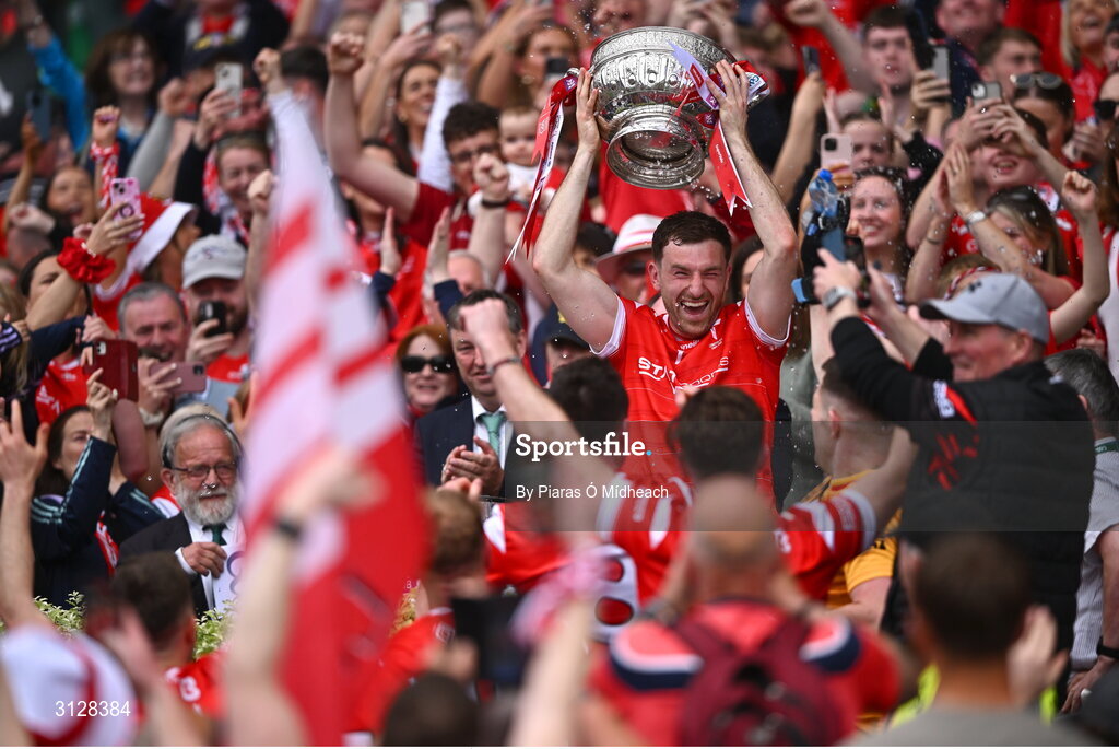 11 May 2025; Louth captain Sam Mulroy lifts the Delaney cup after the Leinster GAA Football Senior Championship final match between Louth and Meath at Croke Park in Dublin. Photo by Piaras Ó Mídheach/Sportsfile