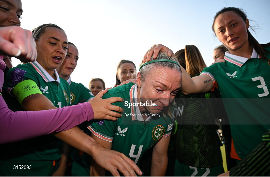 3 June 2025; Louise Quinn of Republic of Ireland takes a moment with her teammates, on the occasion of her last international game, after the UEFA Women's Nations League, League B match between Republic of Ireland and Slovenia at Páirc Uí Chaoimh in Cork. Photo by Stephen McCarthy/Sportsfile