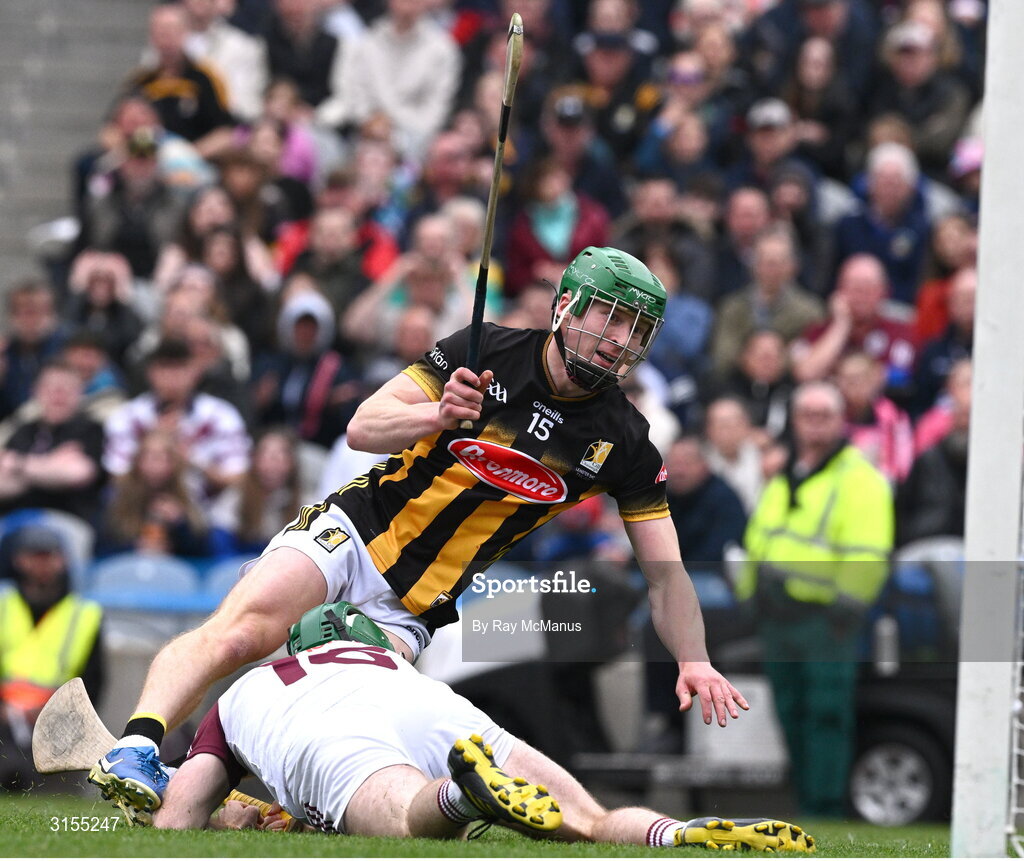 8 June 2025; Martin Keoghan of Kilkenny shoots past Galway goalkeeper Eanna Murphy for his side's first goal  during the Leinster GAA Senior Hurling Championship final match between Kilkenny and Galway at Croke Park in Dublin. Photo by Ray McManus/Sportsfile