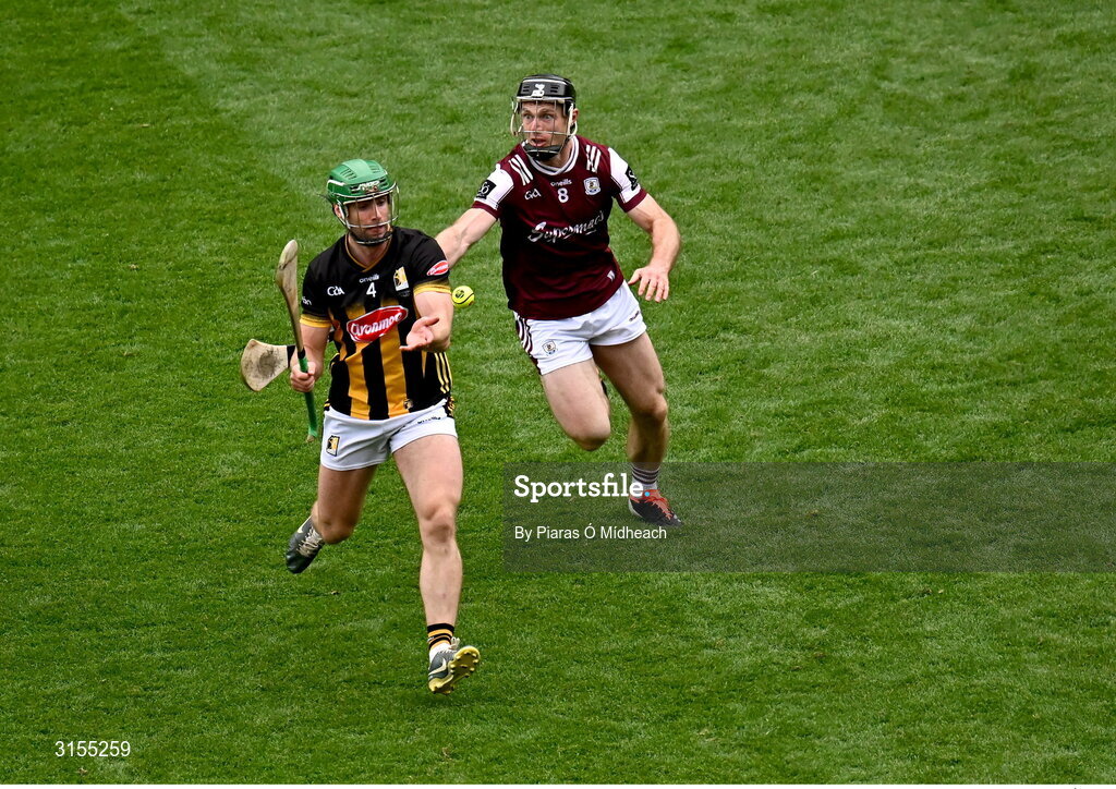 8 June 2025; Tommy Walsh of Kilkenny in action against Seán Linnane of Galway during the Leinster GAA Senior Hurling Championship final match between Kilkenny and Galway at Croke Park in Dublin. Photo by Piaras Ó Mídheach/Sportsfile