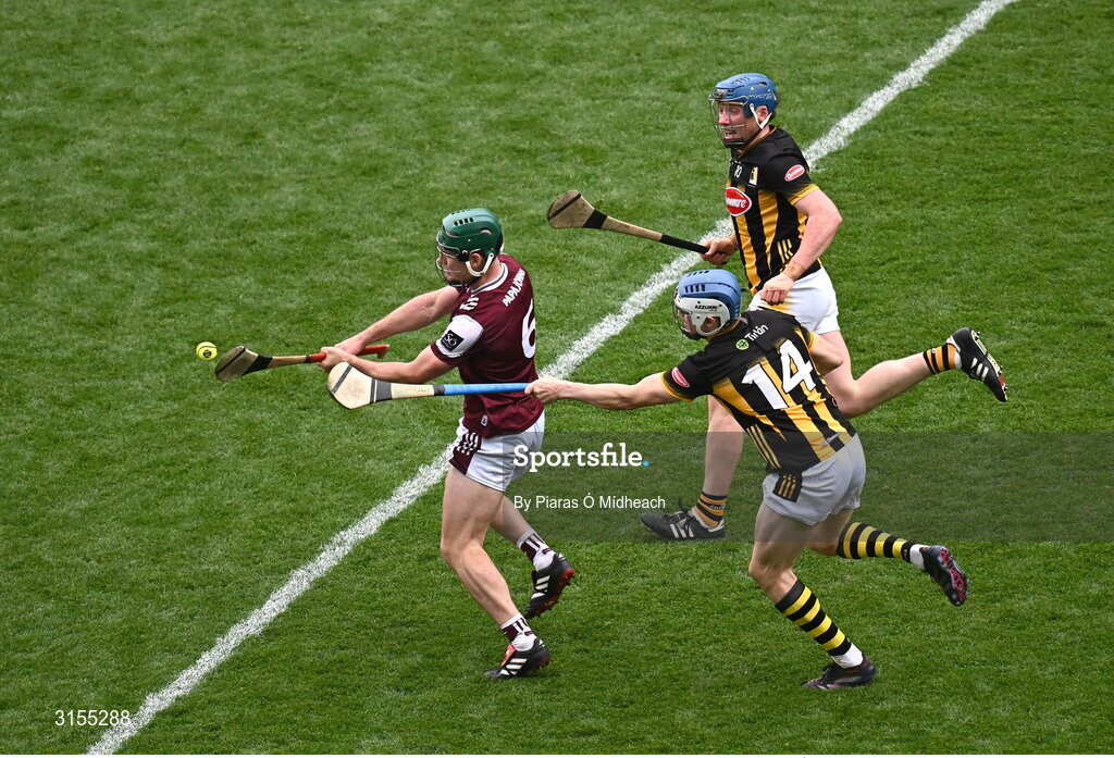 8 June 2025; Gavin Lee of Galway in action against TJ Reid, 14, and John Donnelly of Kilkenny during the Leinster GAA Senior Hurling Championship final match between Kilkenny and Galway at Croke Park in Dublin. Photo by Piaras Ó Mídheach/Sportsfile