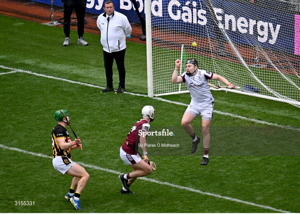 8 June 2025; Galway goalkeeper Darragh Walsh drops the ball in the lead up to Kikenny's third goal, scored by Martin Keoghan, left, during the Leinster GAA Senior Hurling Championship final match between Kilkenny and Galway at Croke Park in Dublin. Photo by Piaras Ó Mídheach/Sportsfile