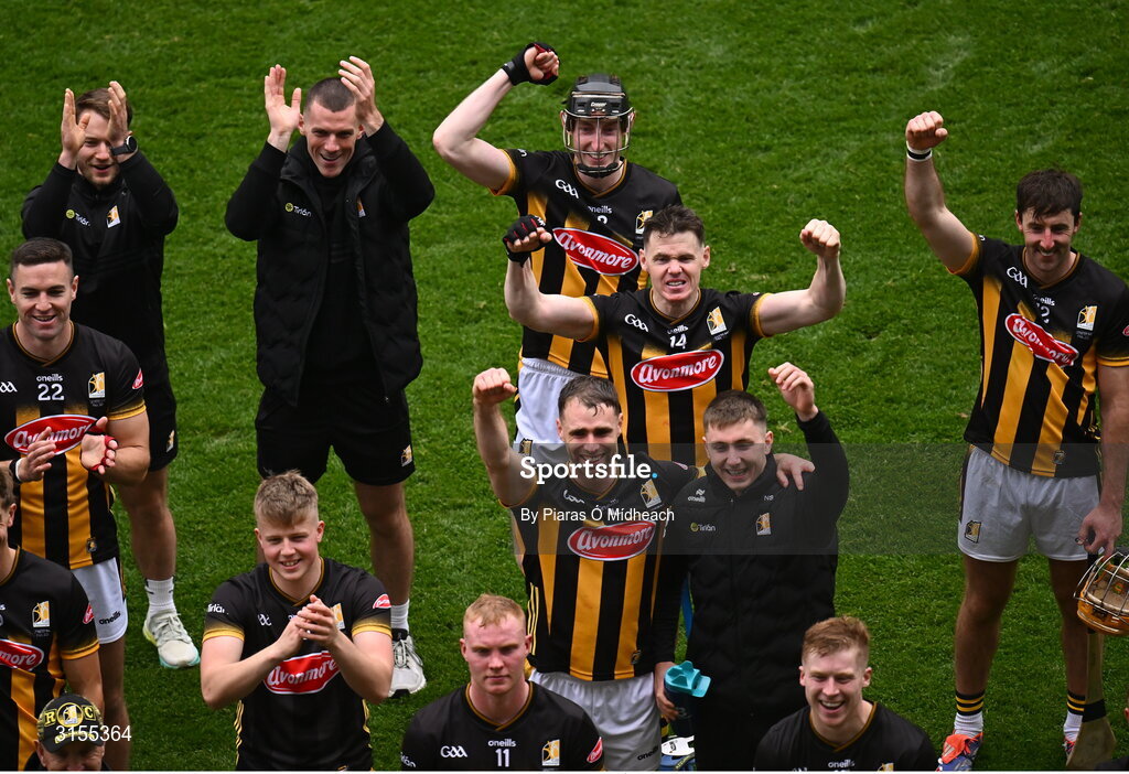 8 June 2025; Kilkenny players, including TJ Reid, 14, celebrate after their side's victory in the Leinster GAA Senior Hurling Championship final match between Kilkenny and Galway at Croke Park in Dublin. Photo by Piaras Ó Mídheach/Sportsfile