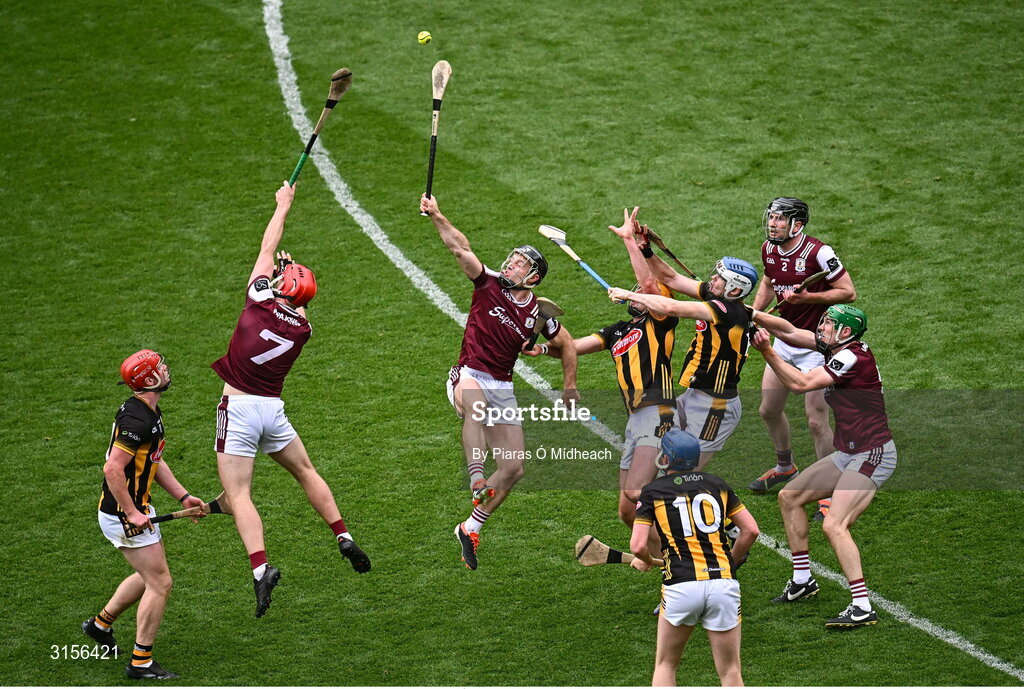 8 June 2025; Seán Linnane of Galway, centre, during the Leinster GAA Senior Hurling Championship final match between Kilkenny and Galway at Croke Park in Dublin. Photo by Piaras Ó Mídheach/Sportsfile