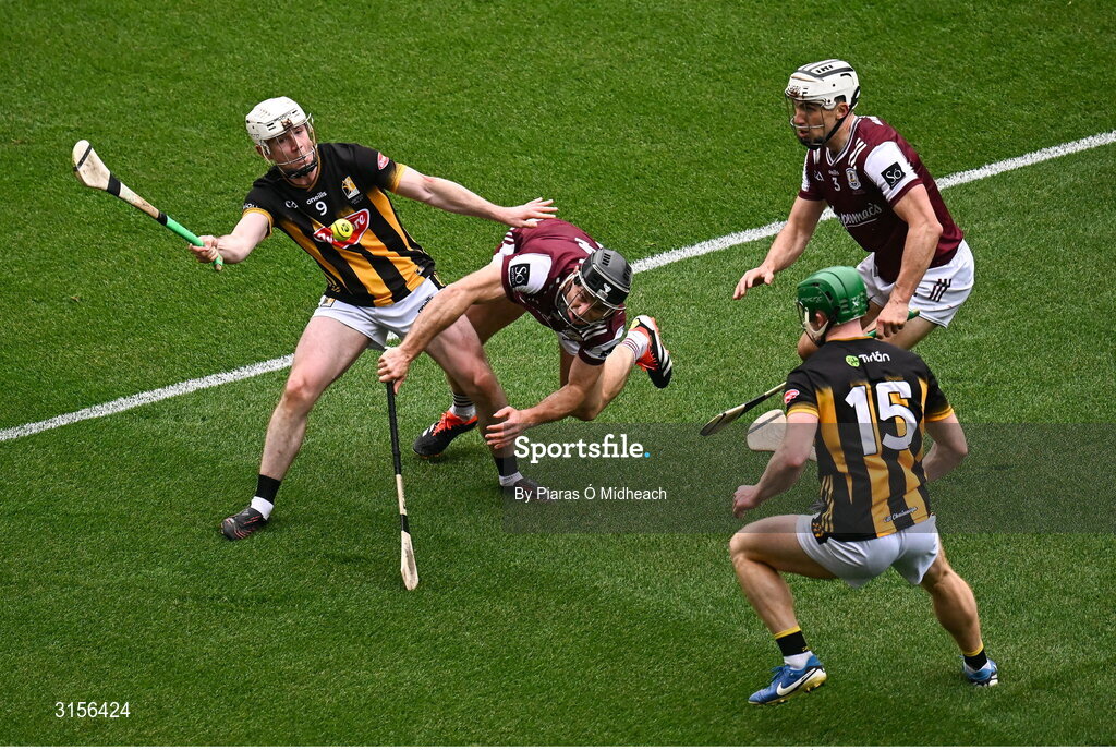 8 June 2025; Jordan Molloy of Kilkenny in action against Seán Linnane of Galway during the Leinster GAA Senior Hurling Championship final match between Kilkenny and Galway at Croke Park in Dublin. Photo by Piaras Ó Mídheach/Sportsfile