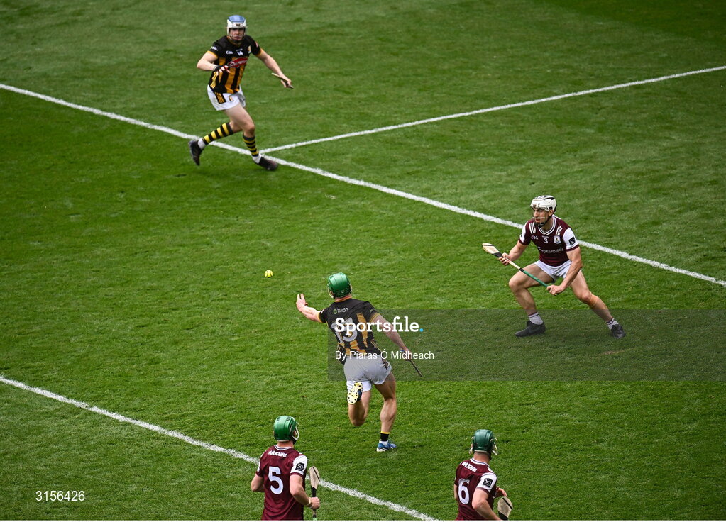 8 June 2025; Martin Keoghan of Kilkenny, 15, passes to team-mate TJ Reid to set him up to score their side's second goal during the Leinster GAA Senior Hurling Championship final match between Kilkenny and Galway at Croke Park in Dublin. Photo by Piaras Ó Mídheach/Sportsfile