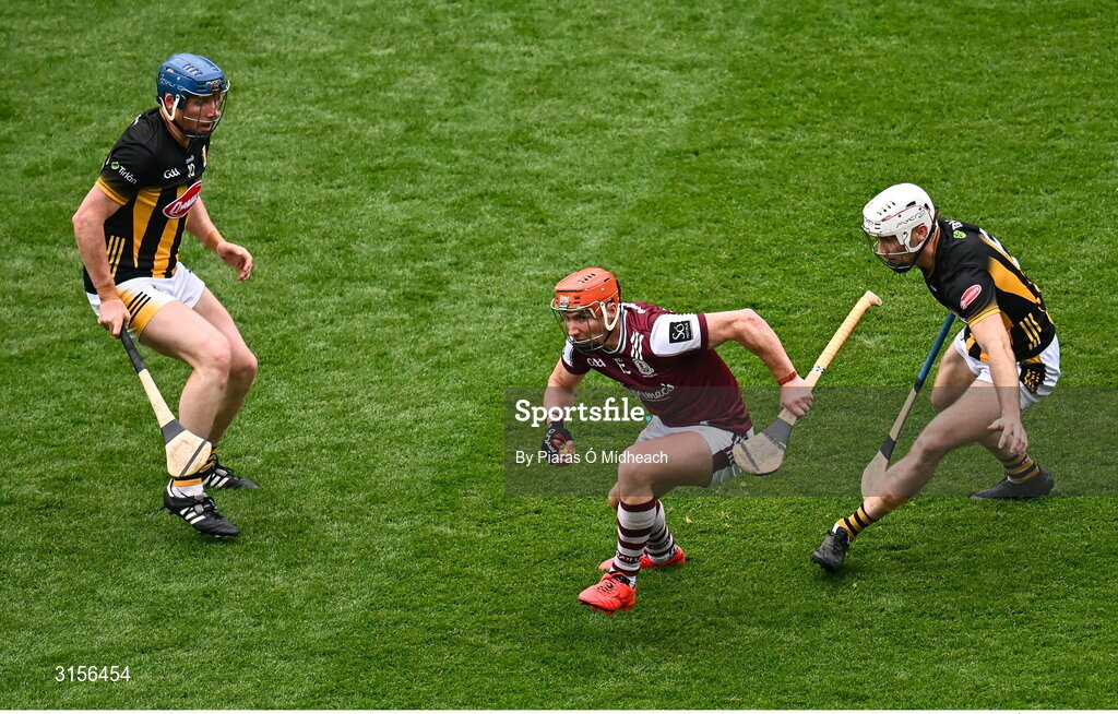 8 June 2025; Conor Whelan of Galway in action against John Donnelly, left, and Mikey Carey of Kilkenny during the Leinster GAA Senior Hurling Championship final match between Kilkenny and Galway at Croke Park in Dublin. Photo by Piaras Ó Mídheach/Sportsfile