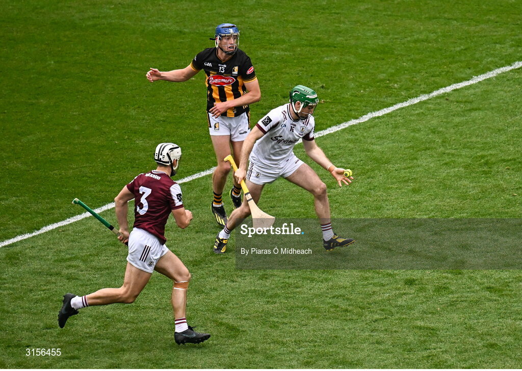 8 June 2025; Galway goalkeeper Eanna Murphy, supported by team-mate Daithí Burke, in action against Stephen Donnelly of Kilkenny during the Leinster GAA Senior Hurling Championship final match between Kilkenny and Galway at Croke Park in Dublin. Photo by Piaras Ó Mídheach/Sportsfile