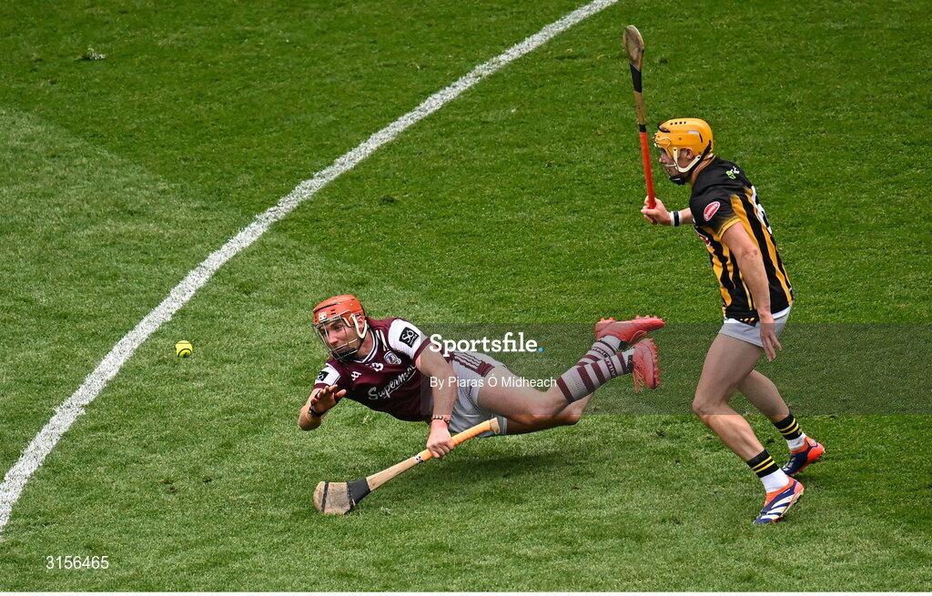 8 June 2025; Conor Whelan of Galway passes under pressure from Richie Reid of Kilkenny during the Leinster GAA Senior Hurling Championship final match between Kilkenny and Galway at Croke Park in Dublin. Photo by Piaras Ó Mídheach/Sportsfile