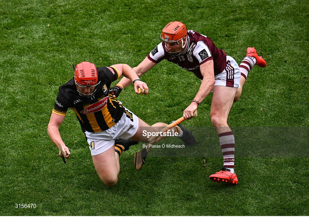 8 June 2025; Conor Whelan of Galway breaks his hurl while tackling Adrian Mullen of Kilkenny during the Leinster GAA Senior Hurling Championship final match between Kilkenny and Galway at Croke Park in Dublin. Photo by Piaras Ó Mídheach/Sportsfile