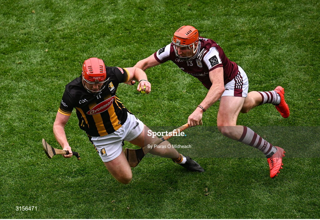 8 June 2025; Conor Whelan of Galway breaks his hurl while tackling Adrian Mullen of Kilkenny during the Leinster GAA Senior Hurling Championship final match between Kilkenny and Galway at Croke Park in Dublin. Photo by Piaras Ó Mídheach/Sportsfile