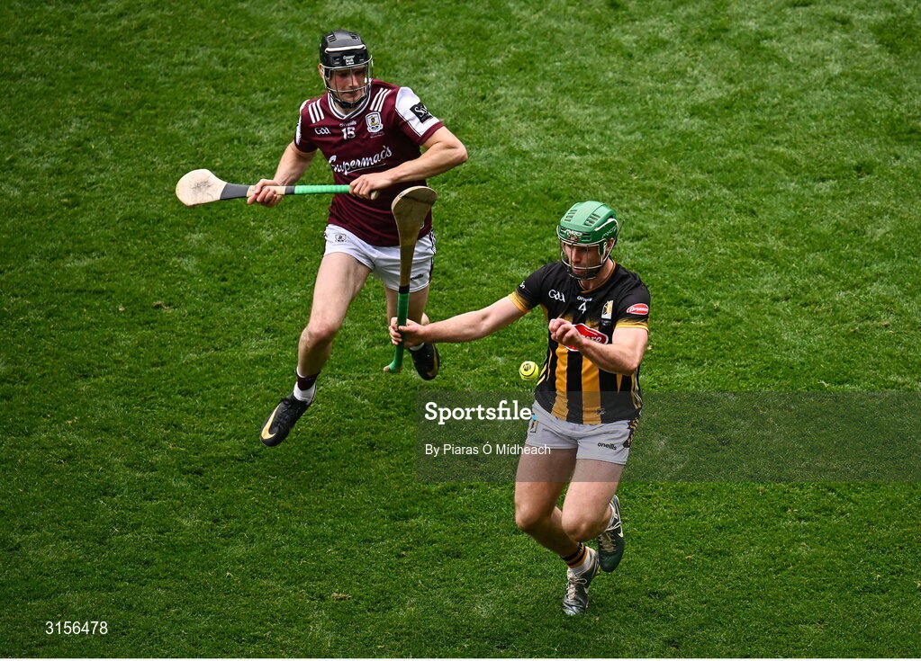 8 June 2025; Tommy Walsh of Kilkenny in action against Kevin Cooney of Galway during the Leinster GAA Senior Hurling Championship final match between Kilkenny and Galway at Croke Park in Dublin. Photo by Piaras Ó Mídheach/Sportsfile