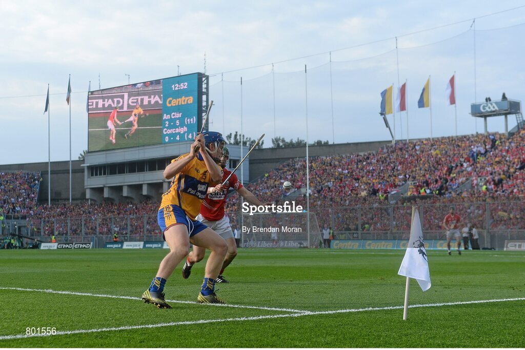 28 September 2013; Pádraic Collins, Clare, in action against Brian Murphy, Cork. GAA Hurling All-Ireland Senior Championship Final Replay, Cork v Clare, Croke Park, Dublin. Picture credit: Brendan Moran / SPORTSFILE