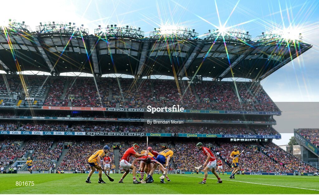 28 September 2013; Cork and Clare players attempt to gain possession of the sliotar during the game. GAA Hurling All-Ireland Senior Championship Final Replay, Cork v Clare, Croke Park, Dublin. Picture credit: Brendan Moran / SPORTSFILE