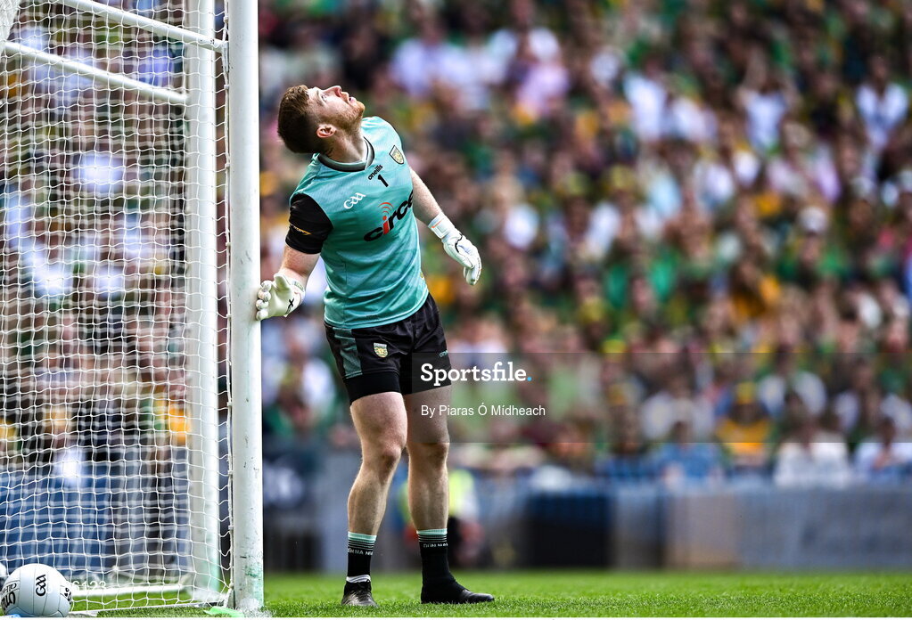 13 July 2025; Donegal goalkeeper Shaun Patton watches a Meath shot go wide the GAA Football All-Ireland Senior Championship semi-final match between Meath and Donegal at Croke Park in Dublin. Photo by Piaras Ó Mídheach/Sportsfile