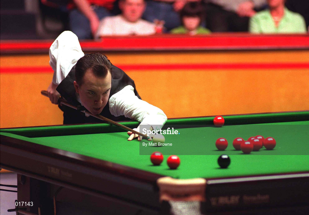 24 March 1998; Fergal O'Brien lines up the black ball during his Round 1 match against Peter Ebdon of England on Day 1 of the Benson and Hedges Irish Masters Snooker at Goffs in Kill, Kildare. Photo by Matt Browne/Sportsfile