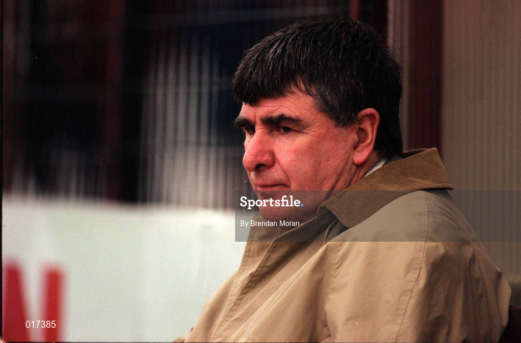 14 December 1997; Dundalk manager Jim McLoughlin during the Harp Lager National League Premier Division match between Bohemians and Dundalk at Dalymount Park in Dublin. Photo by Brendan Moran/Sportsfile.